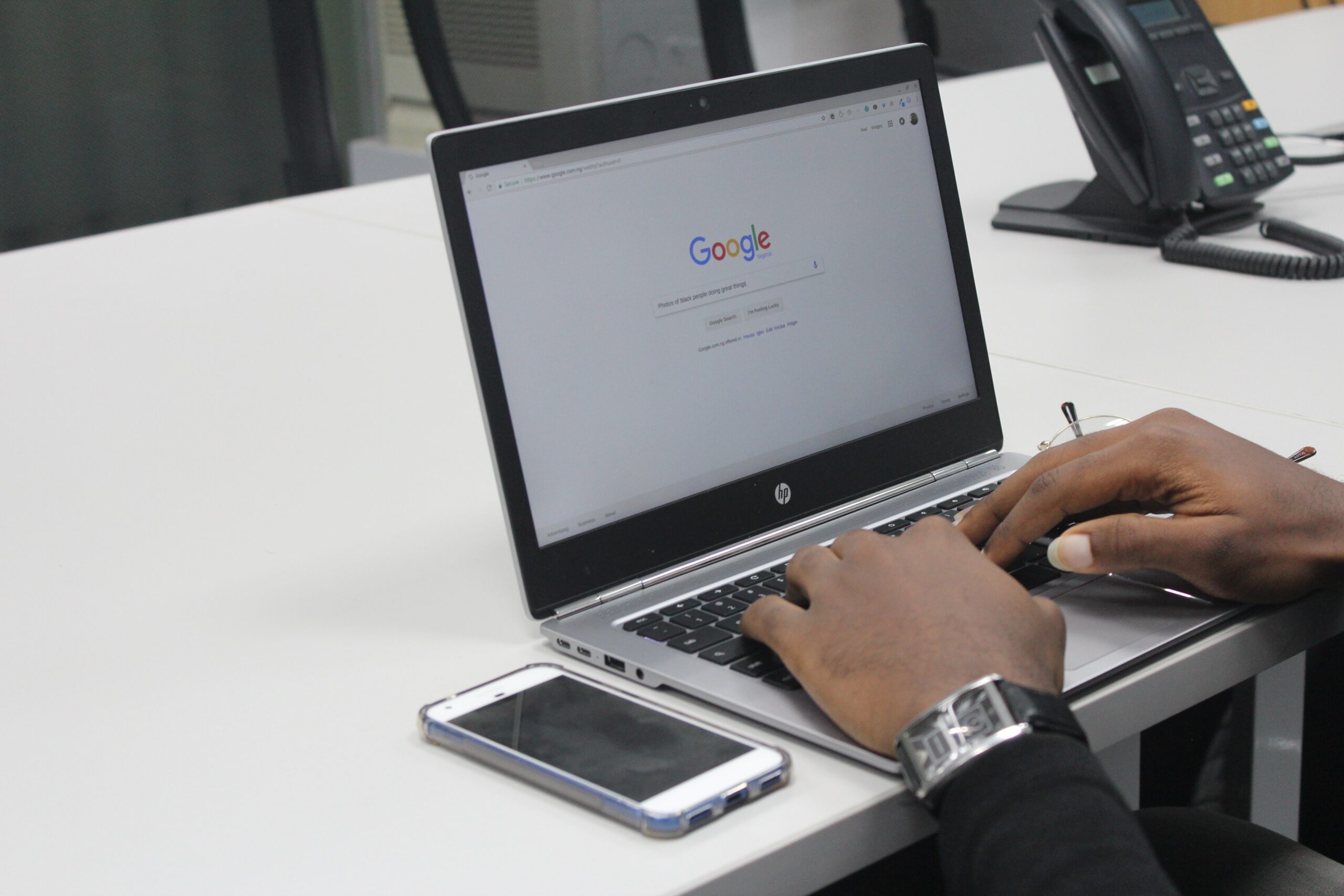 écran-d-ordinateur-monttrant-une-page-google