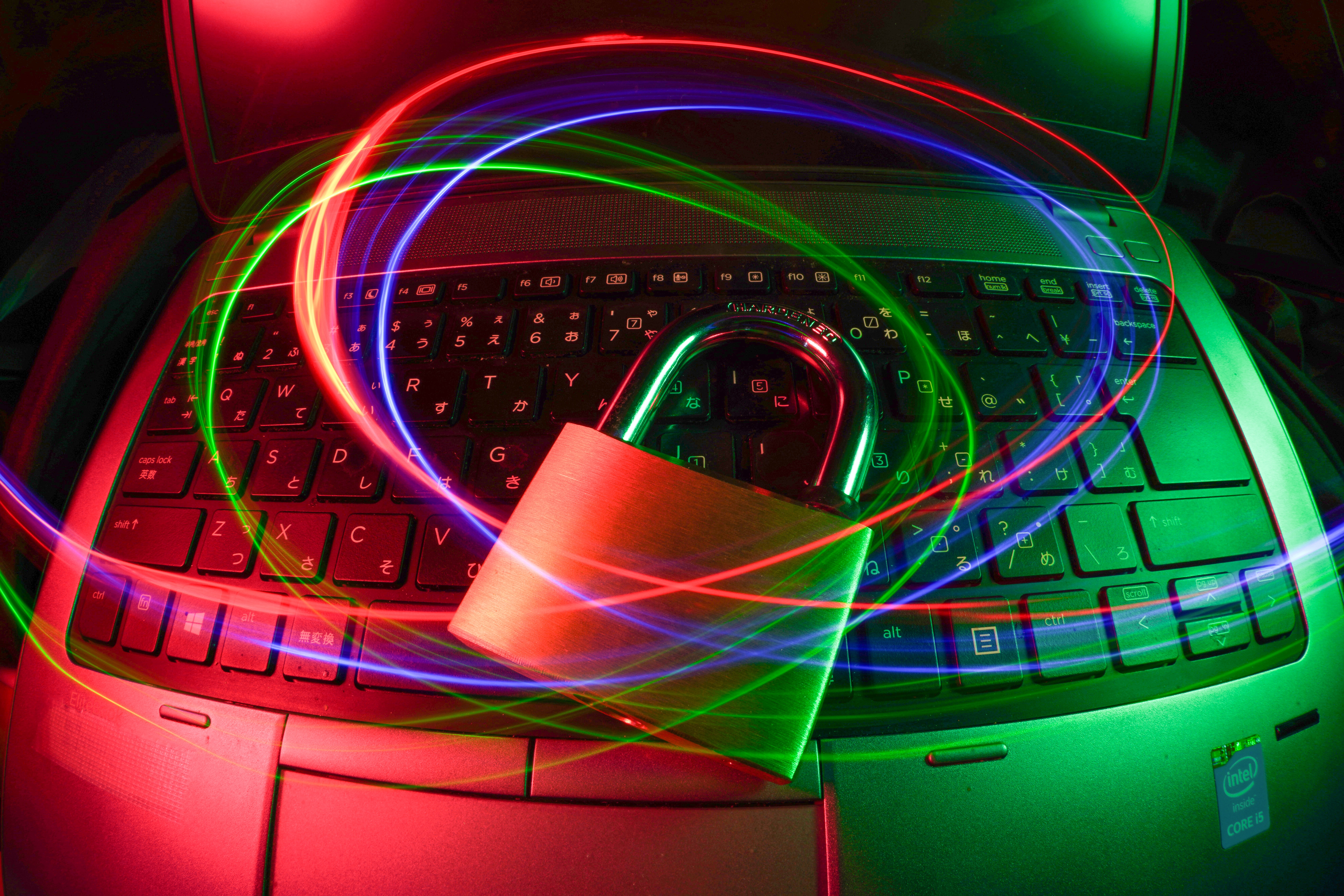 cadena-au-dessus-d-un-clavier